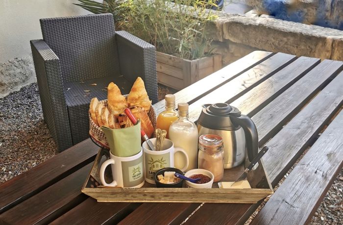 location les gîtes sous l'olivier gîte le Castellas à vauvert petit déjeuner