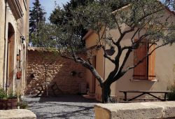 location les gîtes sous l'olivier gîte Le mazet sous l'olivier extérieur