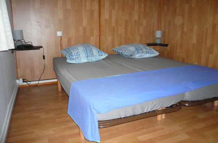 furnished accommodation Studio Rouge in Vauvert mezzanine bedroom 1