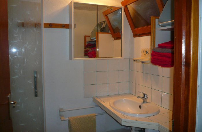 furnished accommodation Studio Rouge in Vauvert bathroom