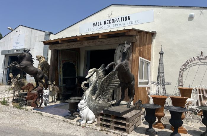 the second-hand dealer's village of Vauvert