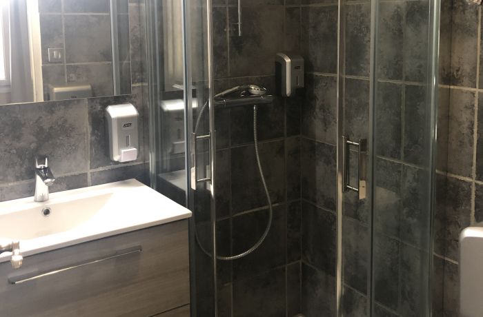 hotel le lys d'or Vauvert salle d'eau